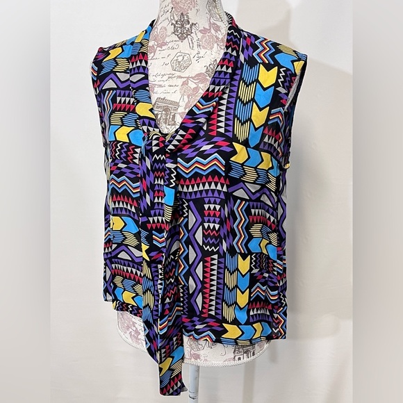 TUCKER Bright geometric print sleeveless blouse size S. - Picture 3 of 12